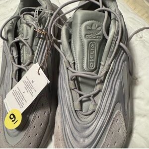 Adidas Men's Light Gray Sneakers